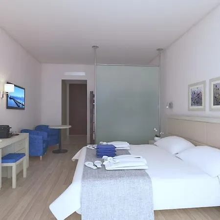 The Golden Coast 호텔 4*