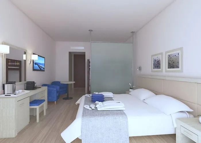 The Golden Coast Hotel 4*